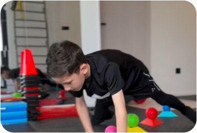 Dijete izvodi motorički zadatak u Sportivo MINI programu